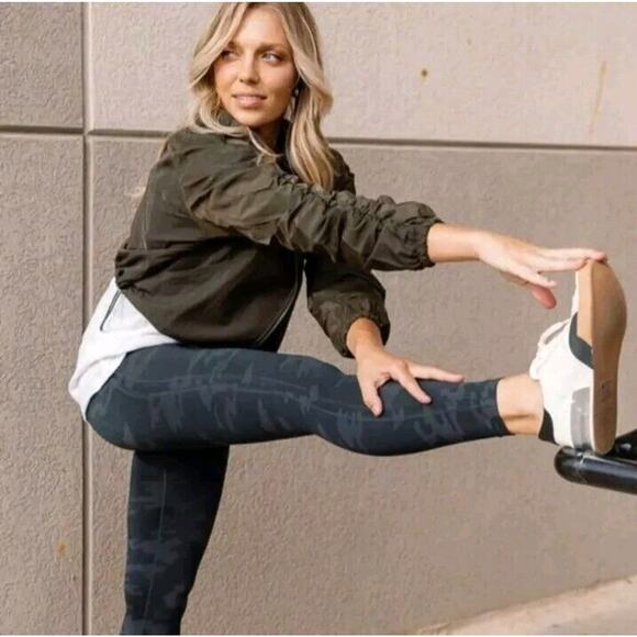 SPANX Look At Me Now Black Gray Camo Leggings Size Small - Picture 3 of 12